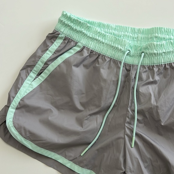 Nike grey neon women’s shorts - Picture 3 of 5